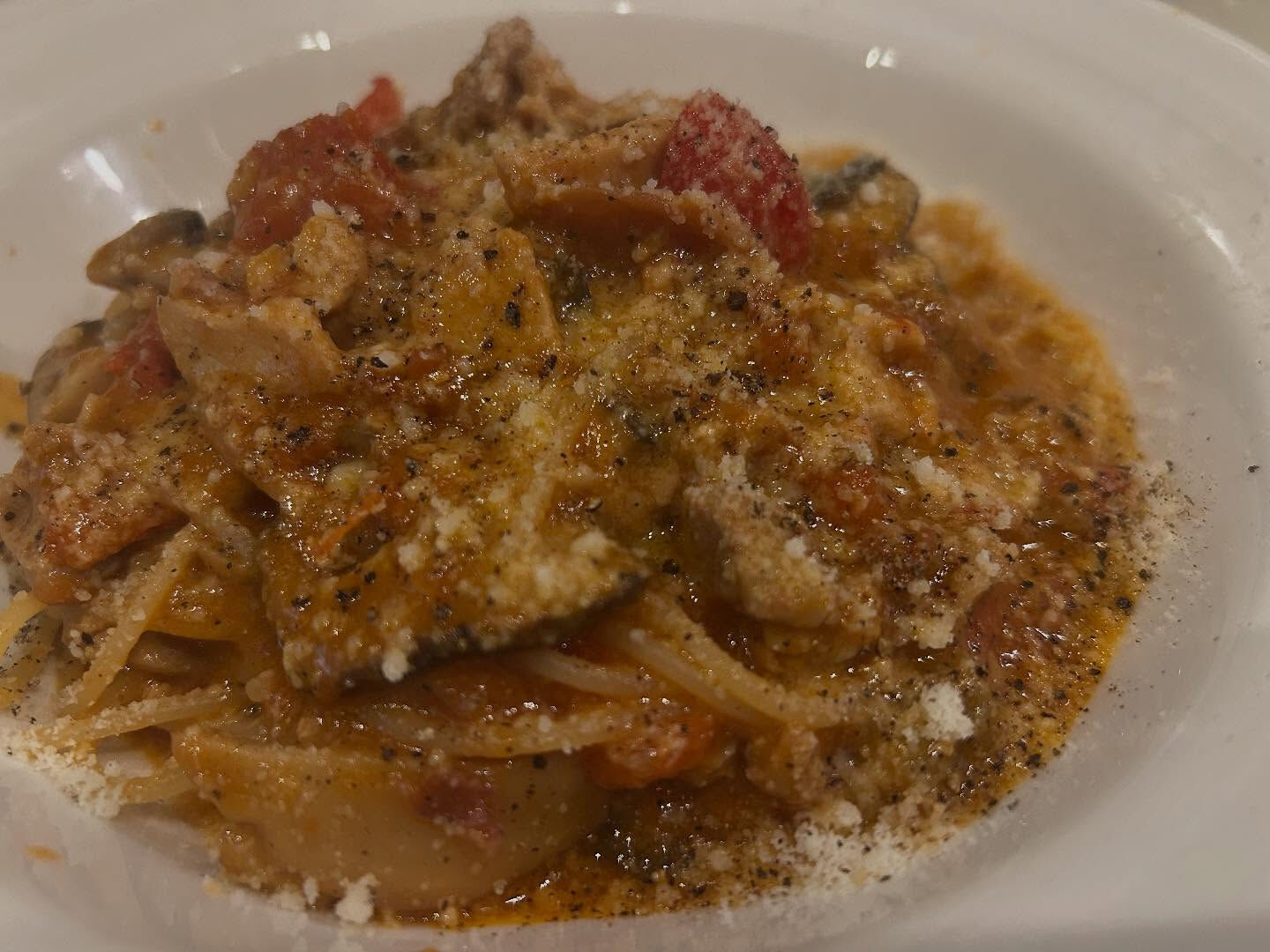 鶏肉と豚肉ときのこを使ってマルサラで風味をつけてパスタにしま