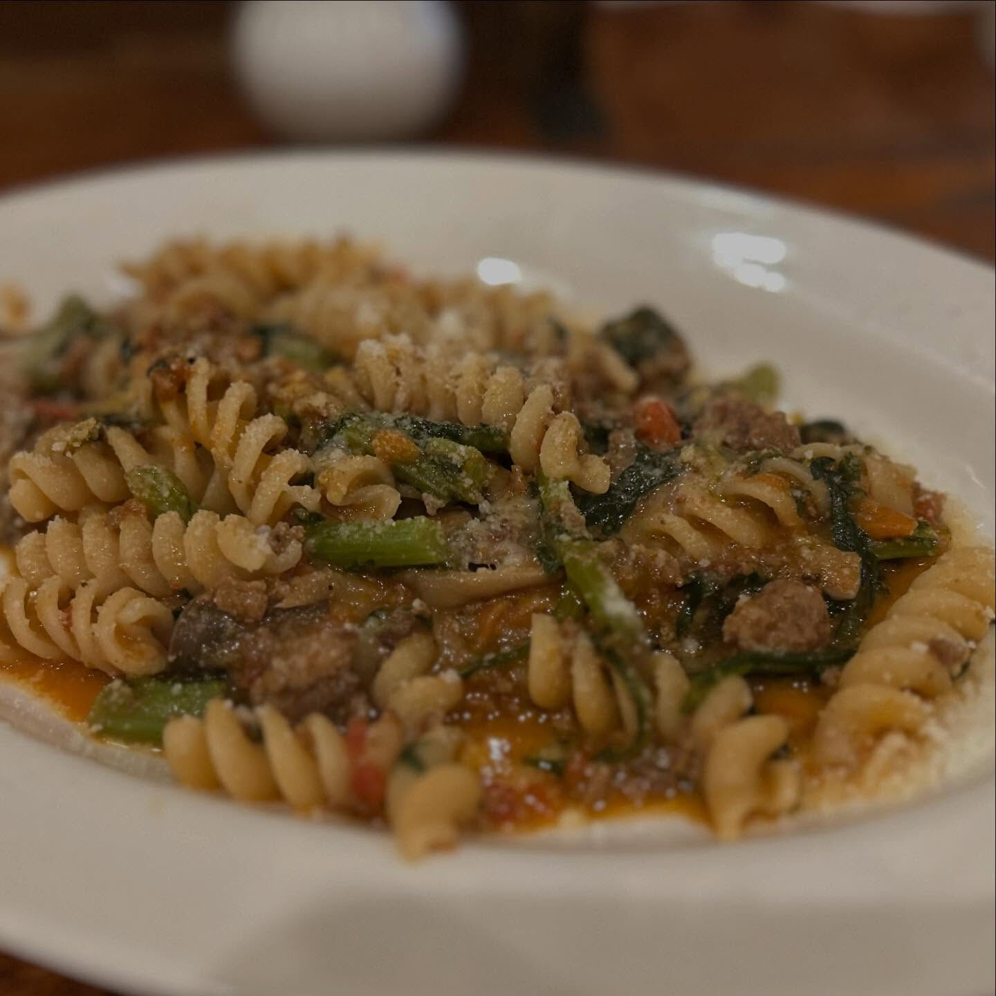 Fusilli al ragù con shungiku.