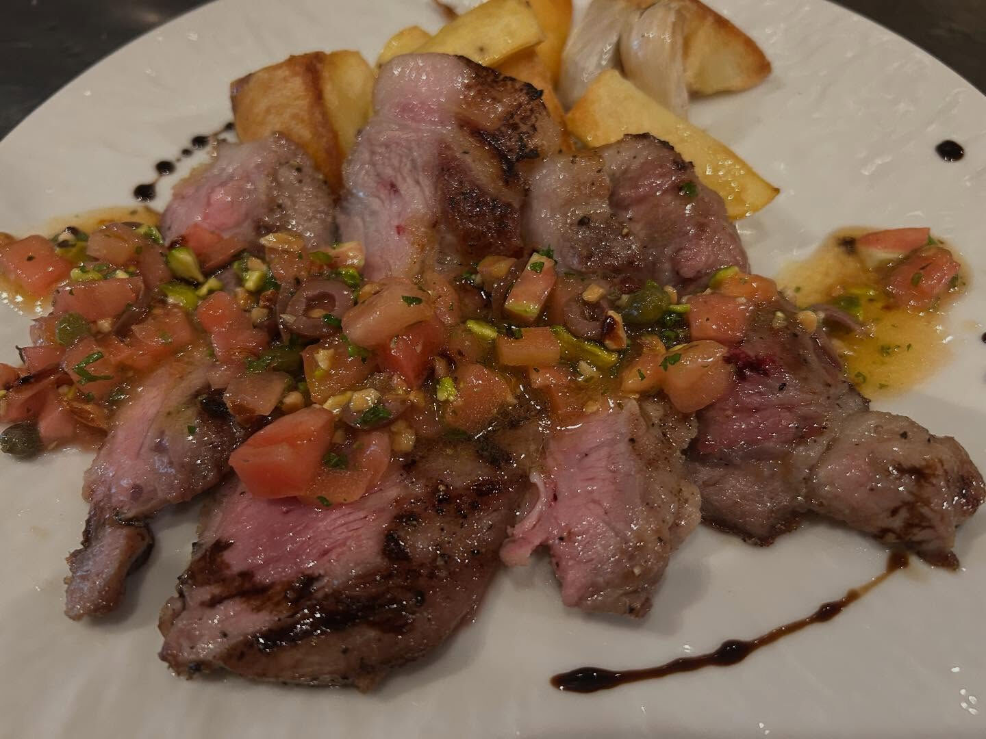 Maiale alla griglia con salsa 