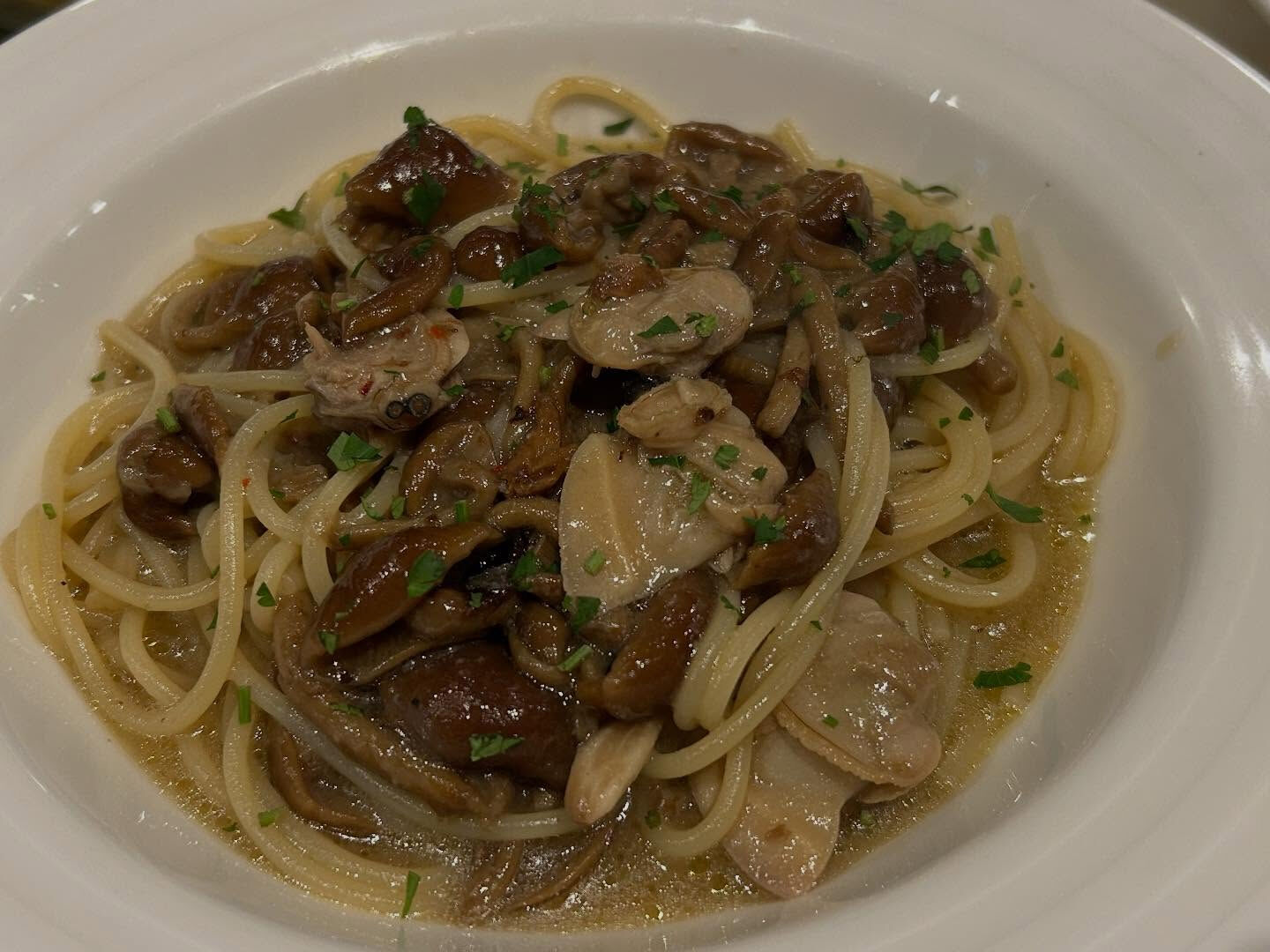 Spaghetti con vongole e nameko