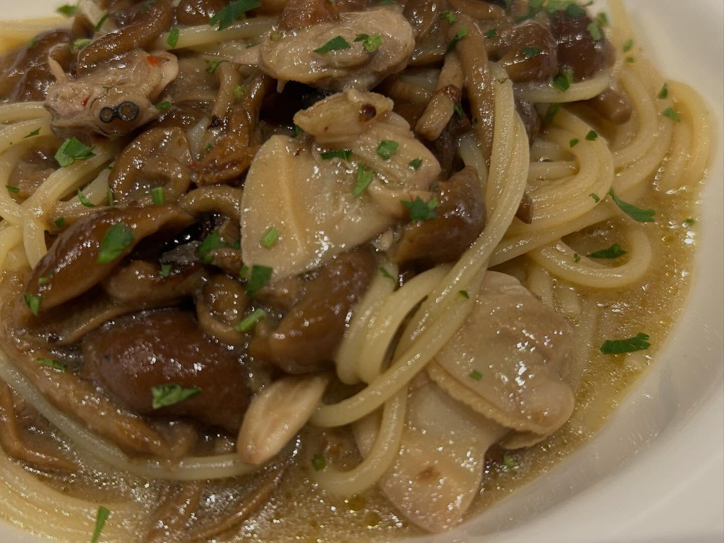 Spaghetti con vongole e nameko