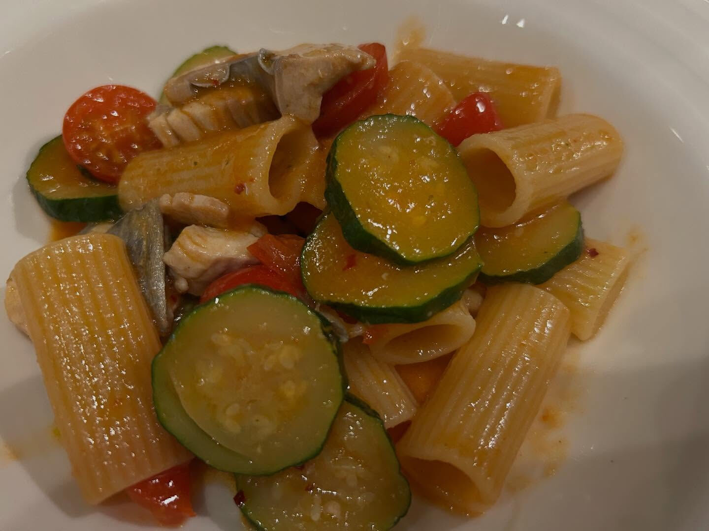 Rigatoni con tonno, zucchine e