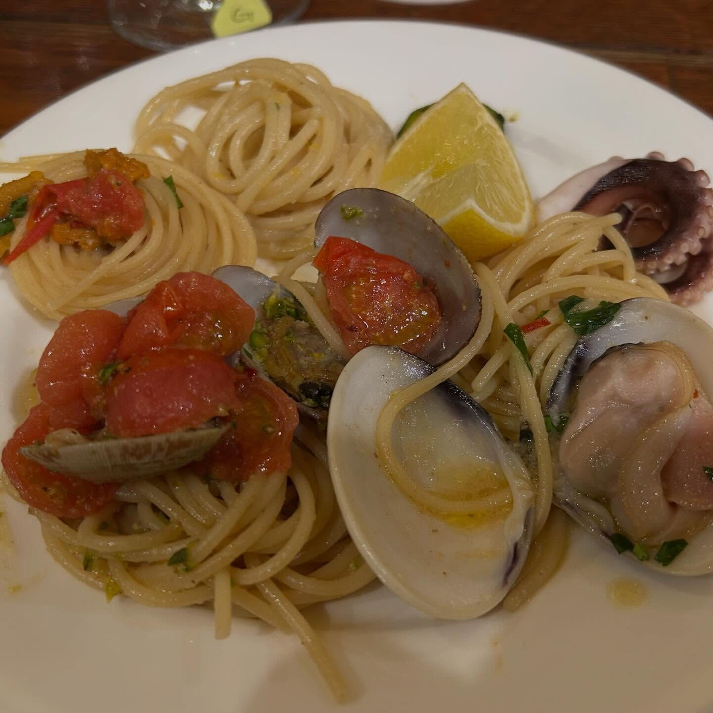 spaghetti alle vongole ,pomodo