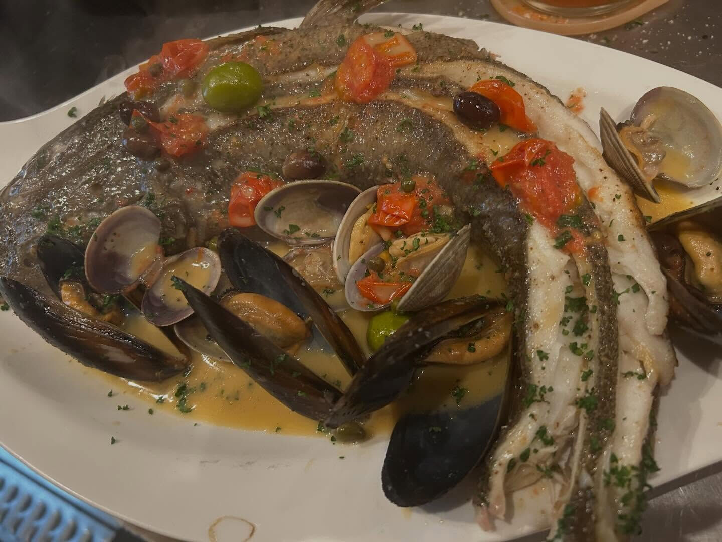 Pesce intero al vino bianco co