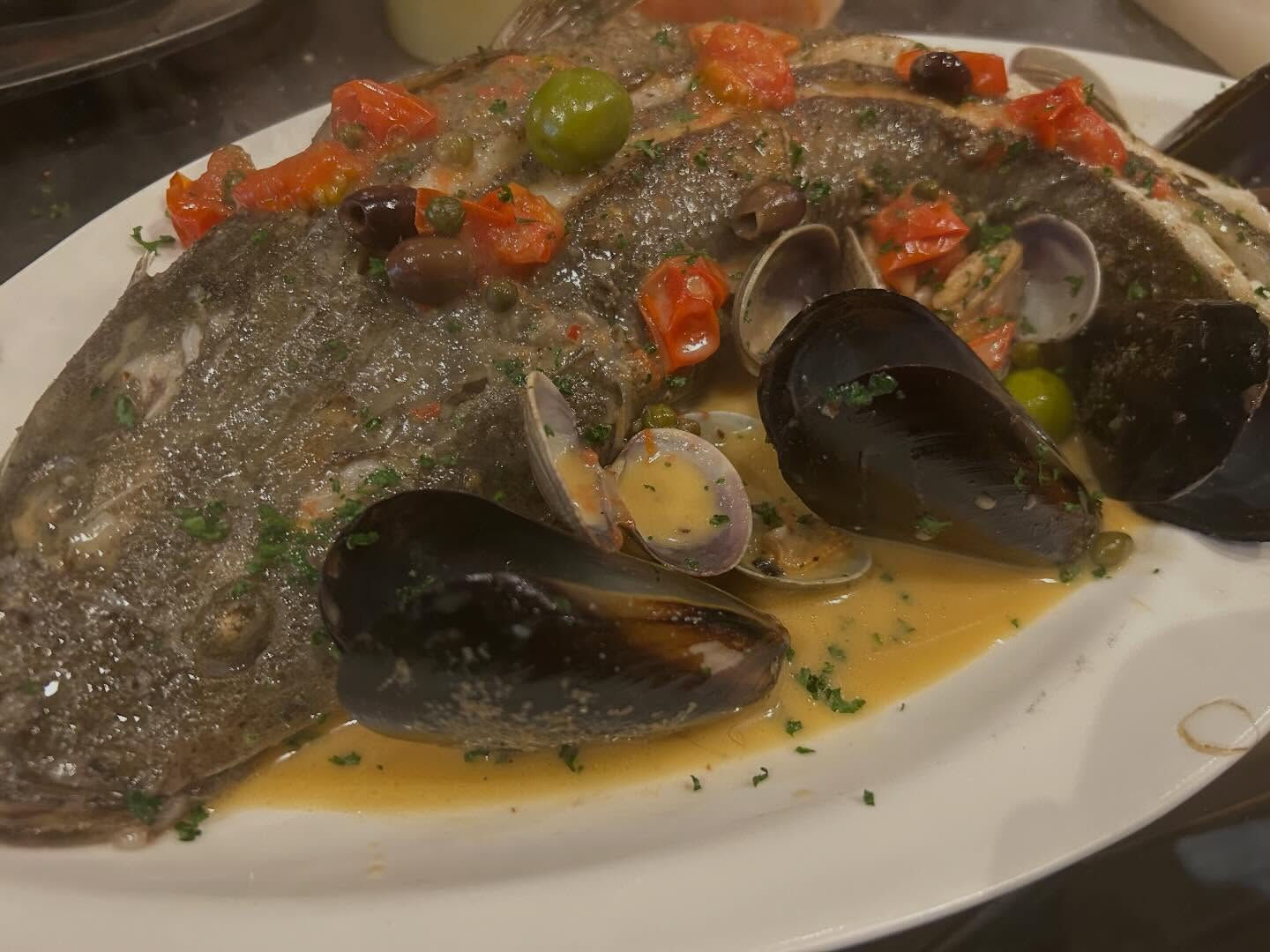 Pesce intero al vino bianco co