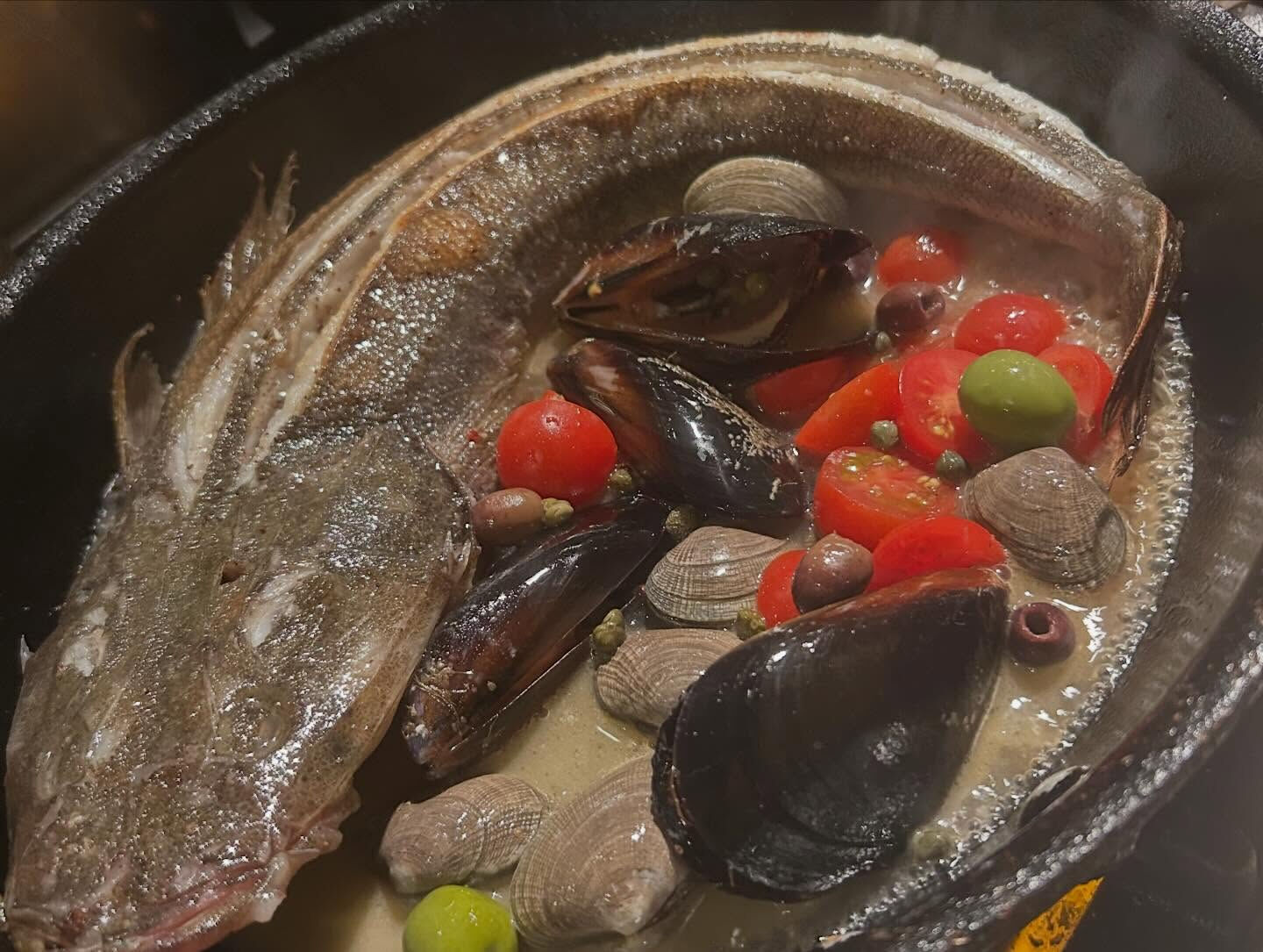 Pesce intero al vino bianco co